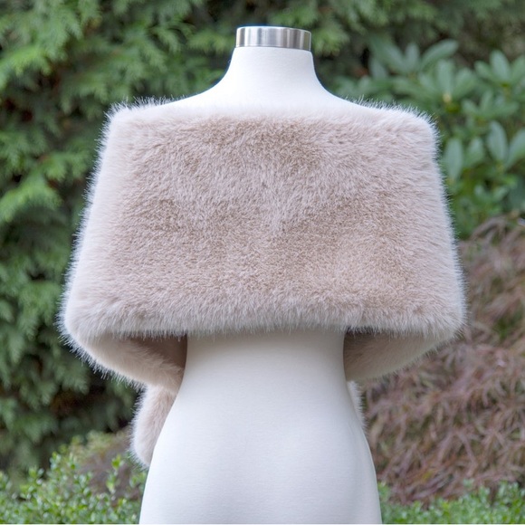 Blush faux fur bridal shawl faux fur wrap made of fox imitation fur - Picture 4 of 4